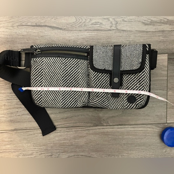 LULULEMON- Athletica Fanny Pack Hip Bag - Picture 5 of 6